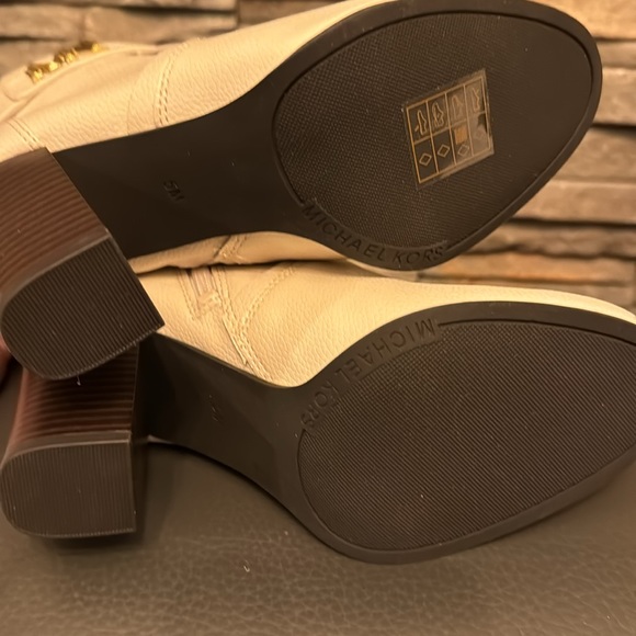 Michael Kors Jilly heeled Bootie in Light Cream - Picture 3 of 8
